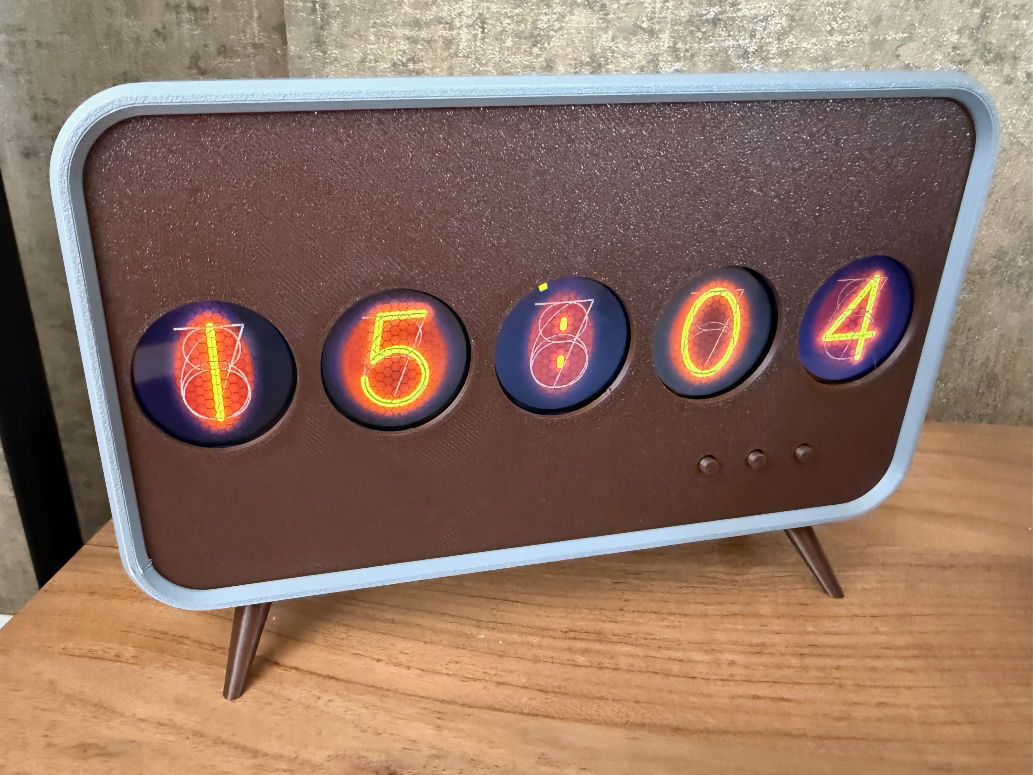 Info Orbs nixie klok weergave — vooraanzicht van de retro behuizing