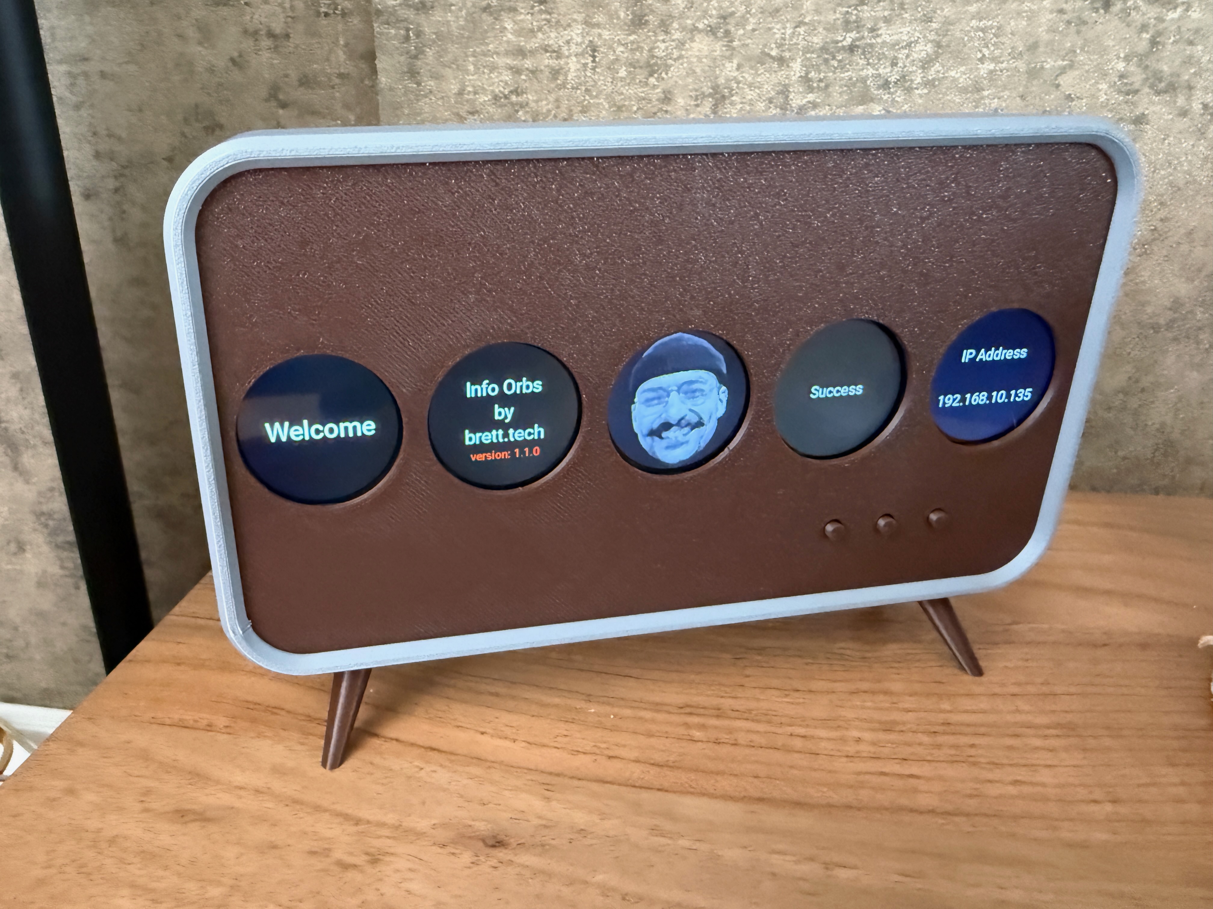 Info Orbs — vijf ronde displays met retro behuizing door SVR 3D Prints